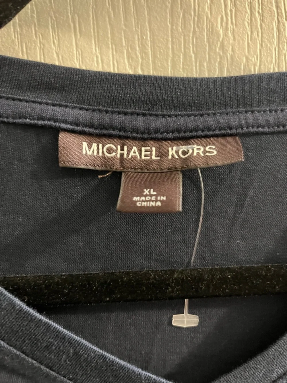 Michael Kors Midnight V-Neck Logo T-Shirt Jersey Cotton Men's XL NWT - Picture 2 of 5